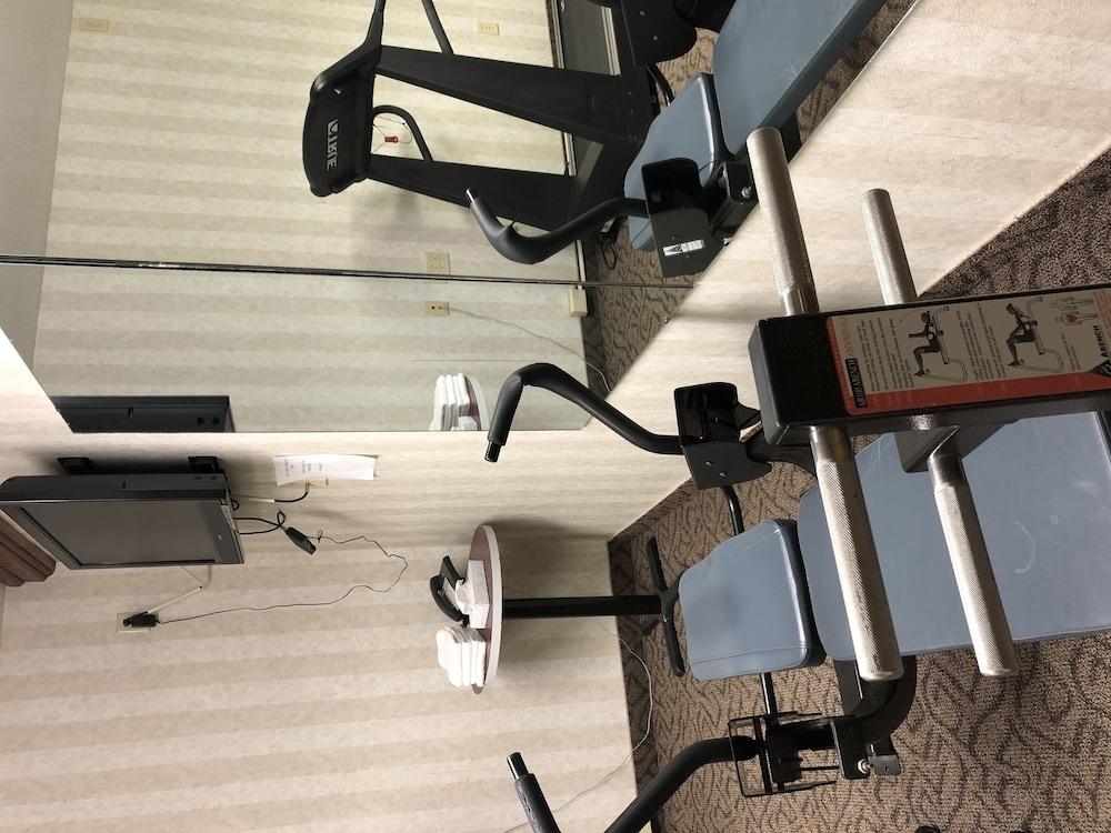 Ramada By Wyndham Saginaw Hotel & Suites מראה חיצוני תמונה