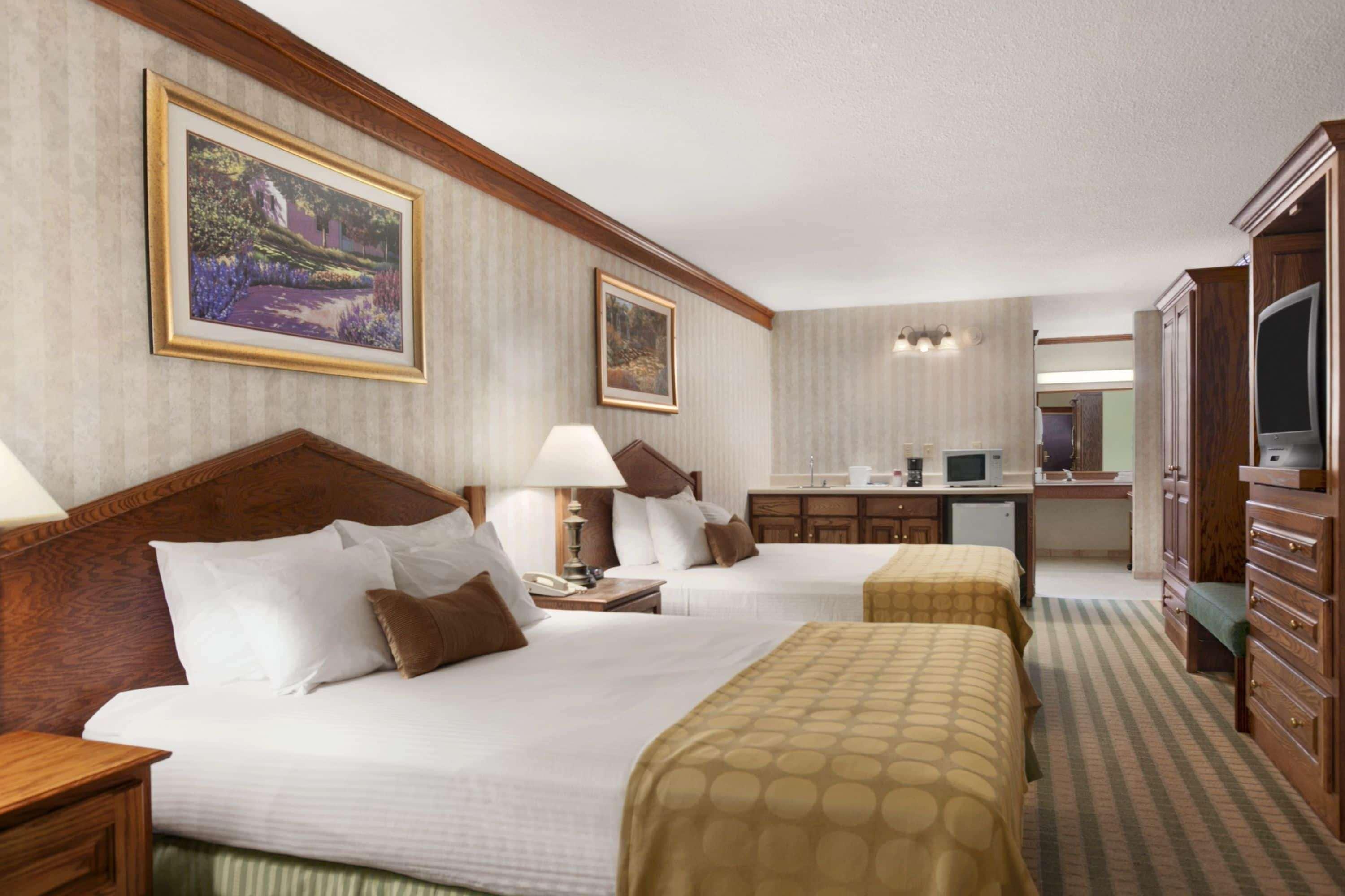 Ramada By Wyndham Saginaw Hotel & Suites מראה חיצוני תמונה