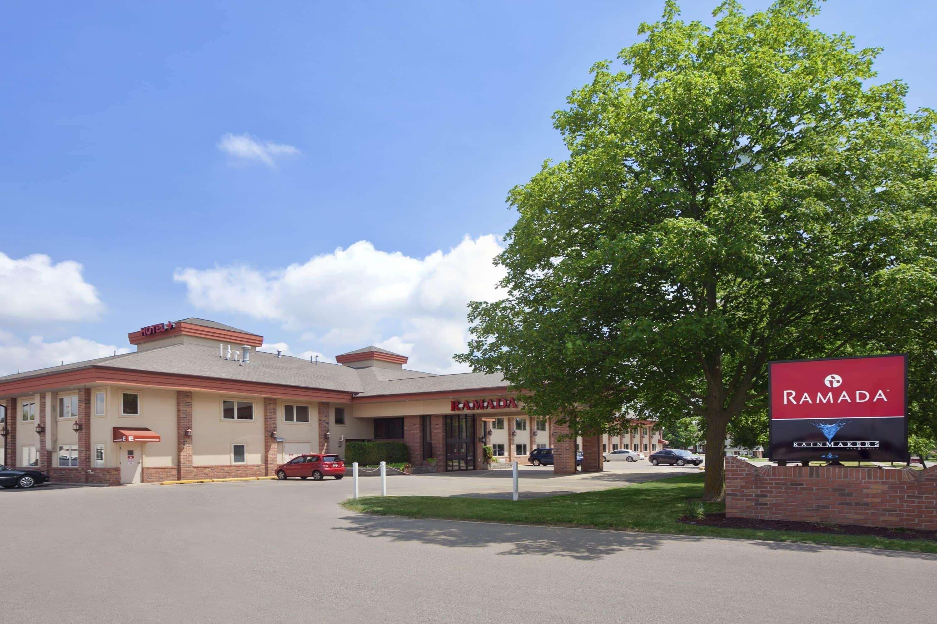 Ramada By Wyndham Saginaw Hotel & Suites מראה חיצוני תמונה