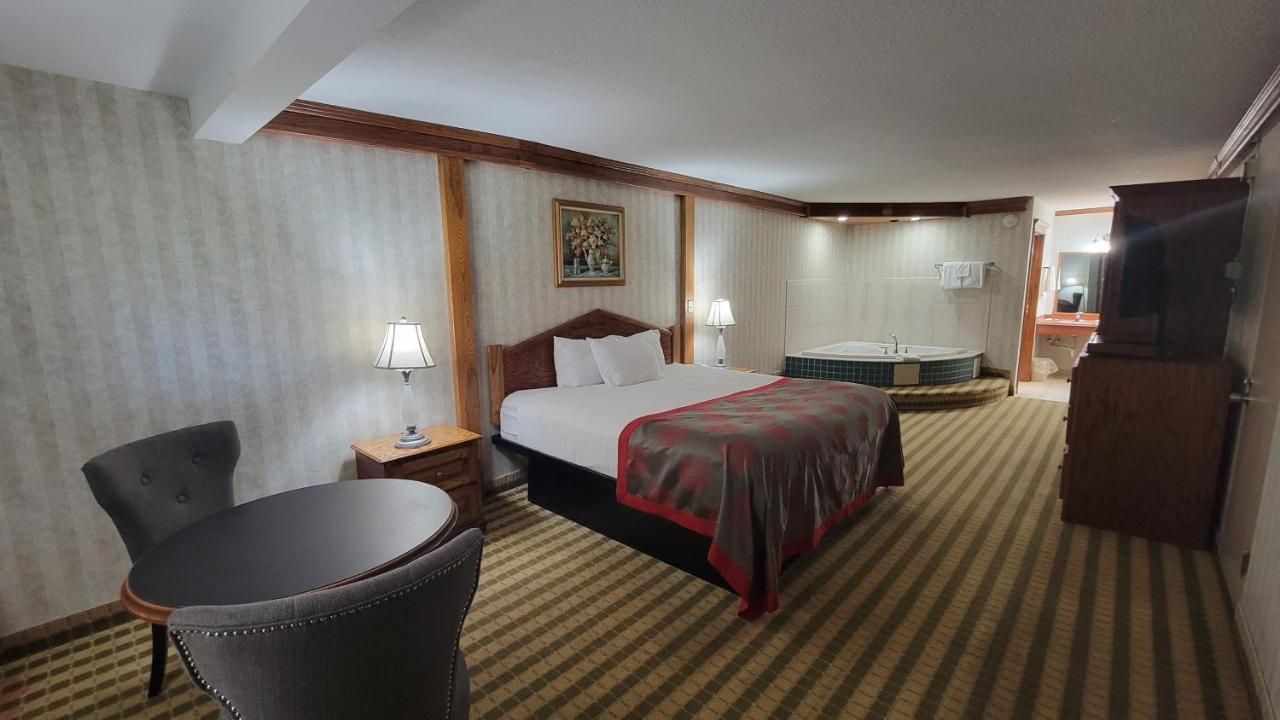Ramada By Wyndham Saginaw Hotel & Suites מראה חיצוני תמונה