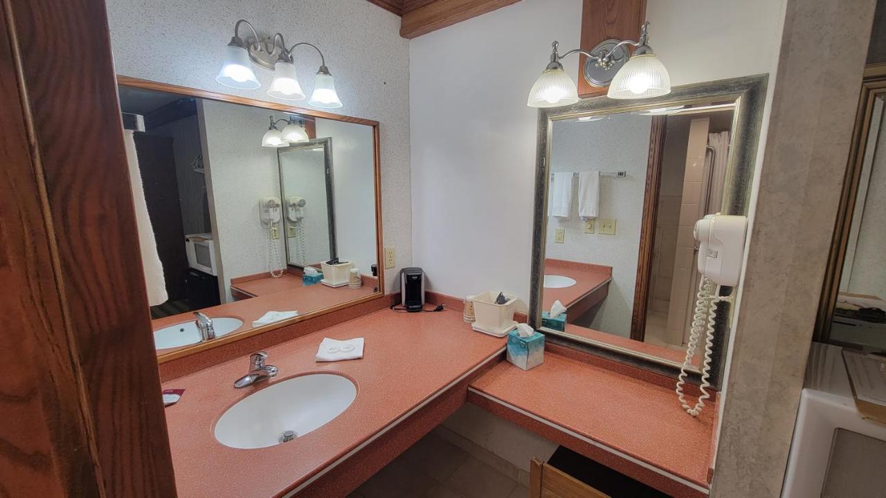 Ramada By Wyndham Saginaw Hotel & Suites מראה חיצוני תמונה