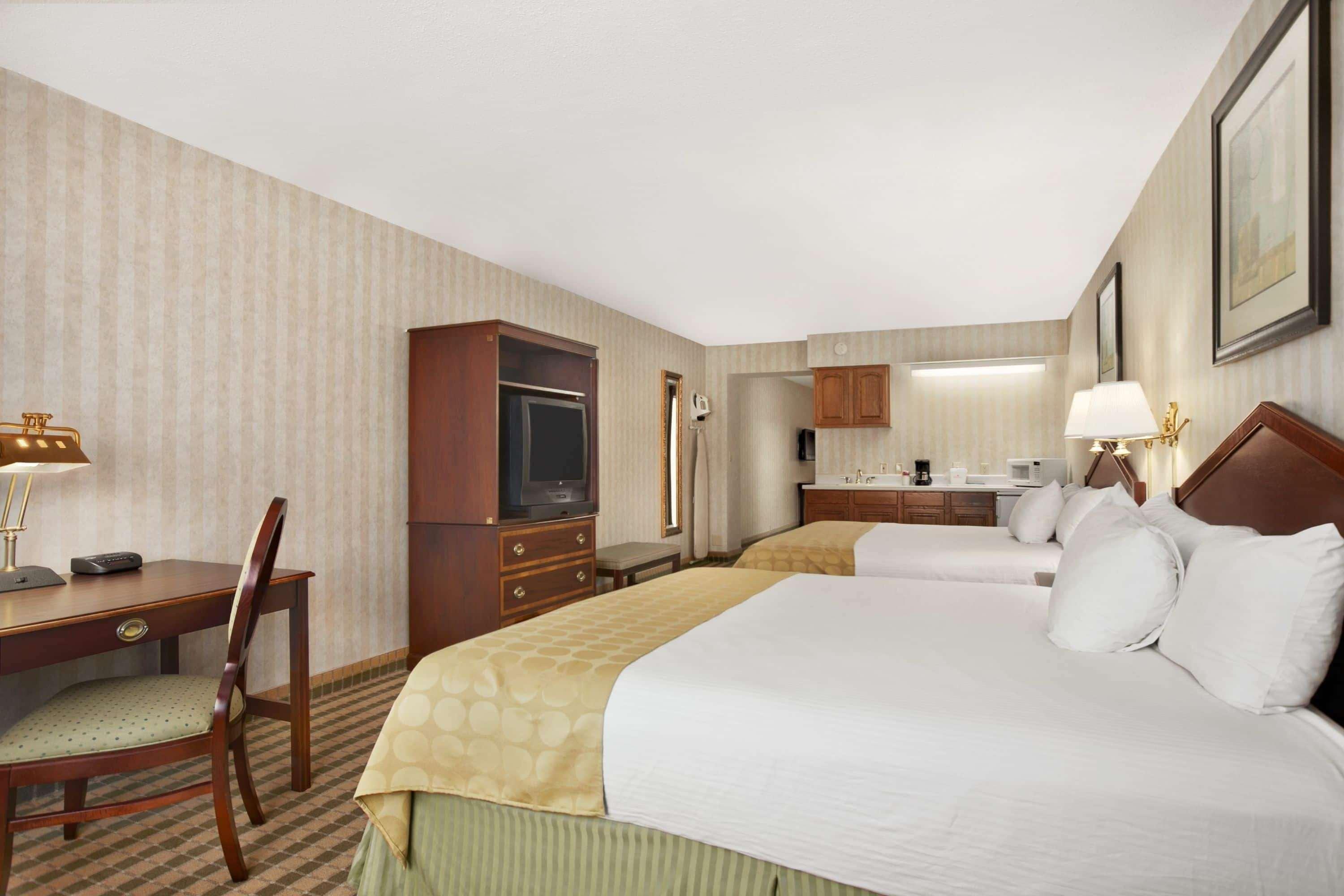 Ramada By Wyndham Saginaw Hotel & Suites מראה חיצוני תמונה