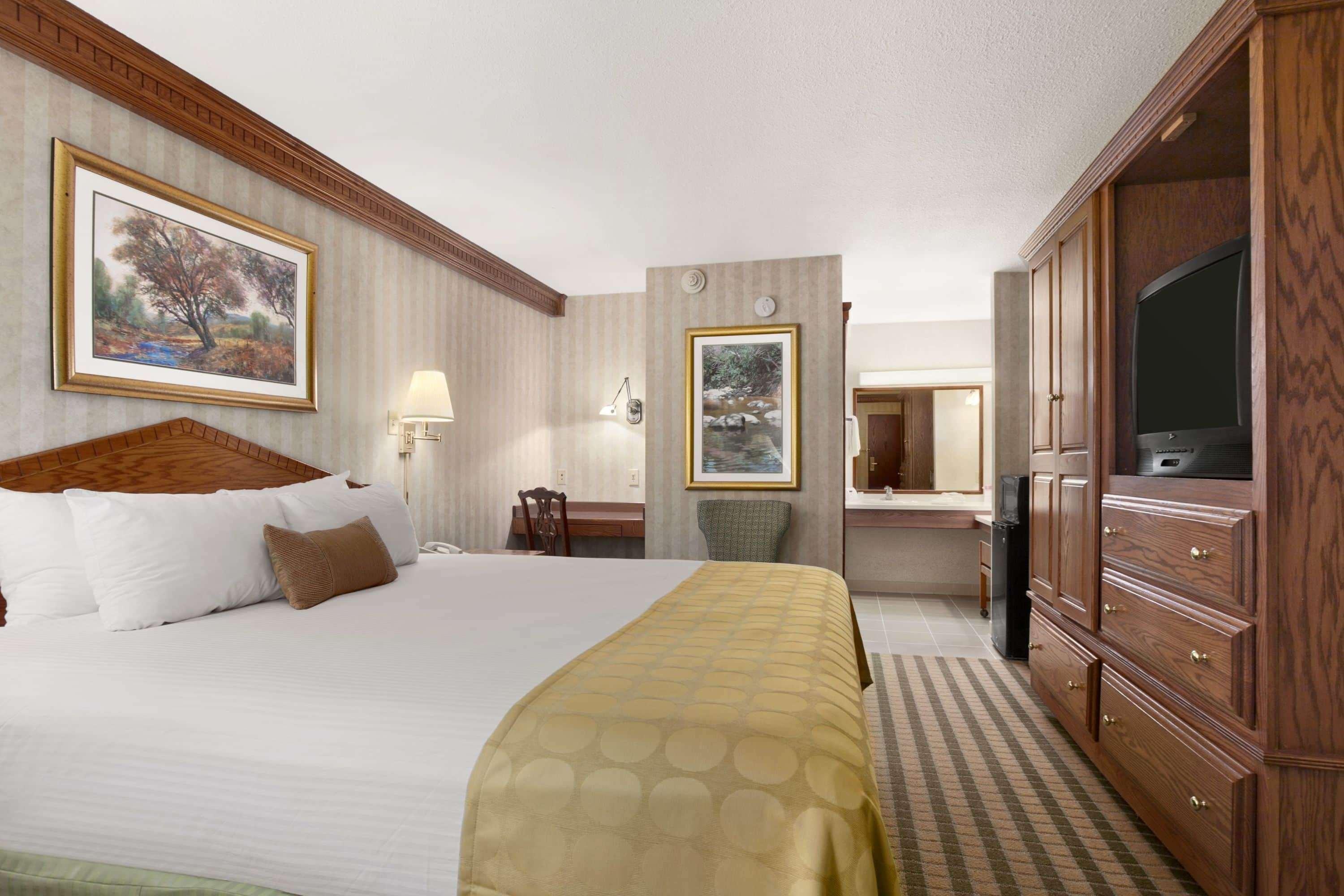 Ramada By Wyndham Saginaw Hotel & Suites מראה חיצוני תמונה
