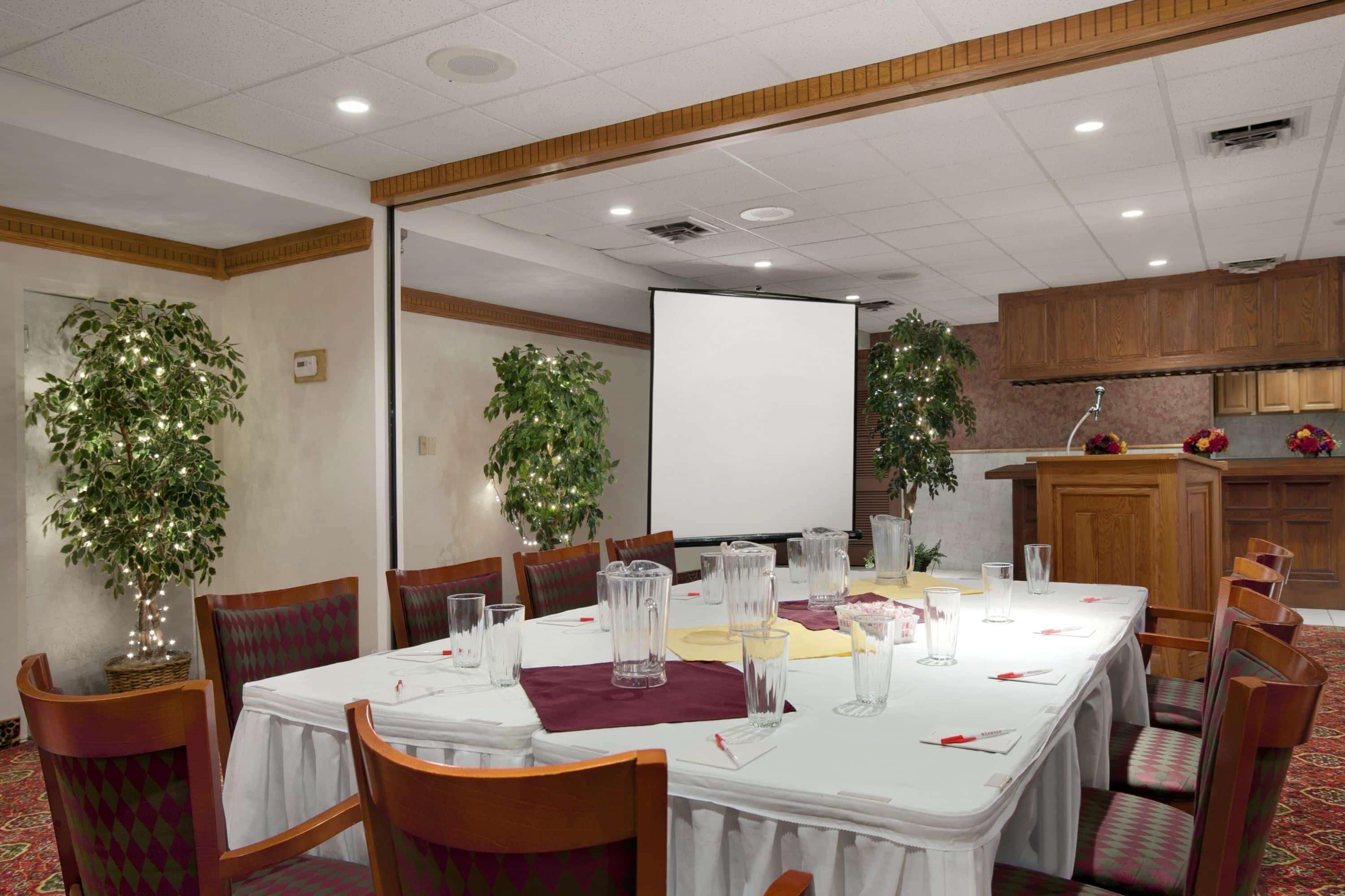 Ramada By Wyndham Saginaw Hotel & Suites מראה חיצוני תמונה