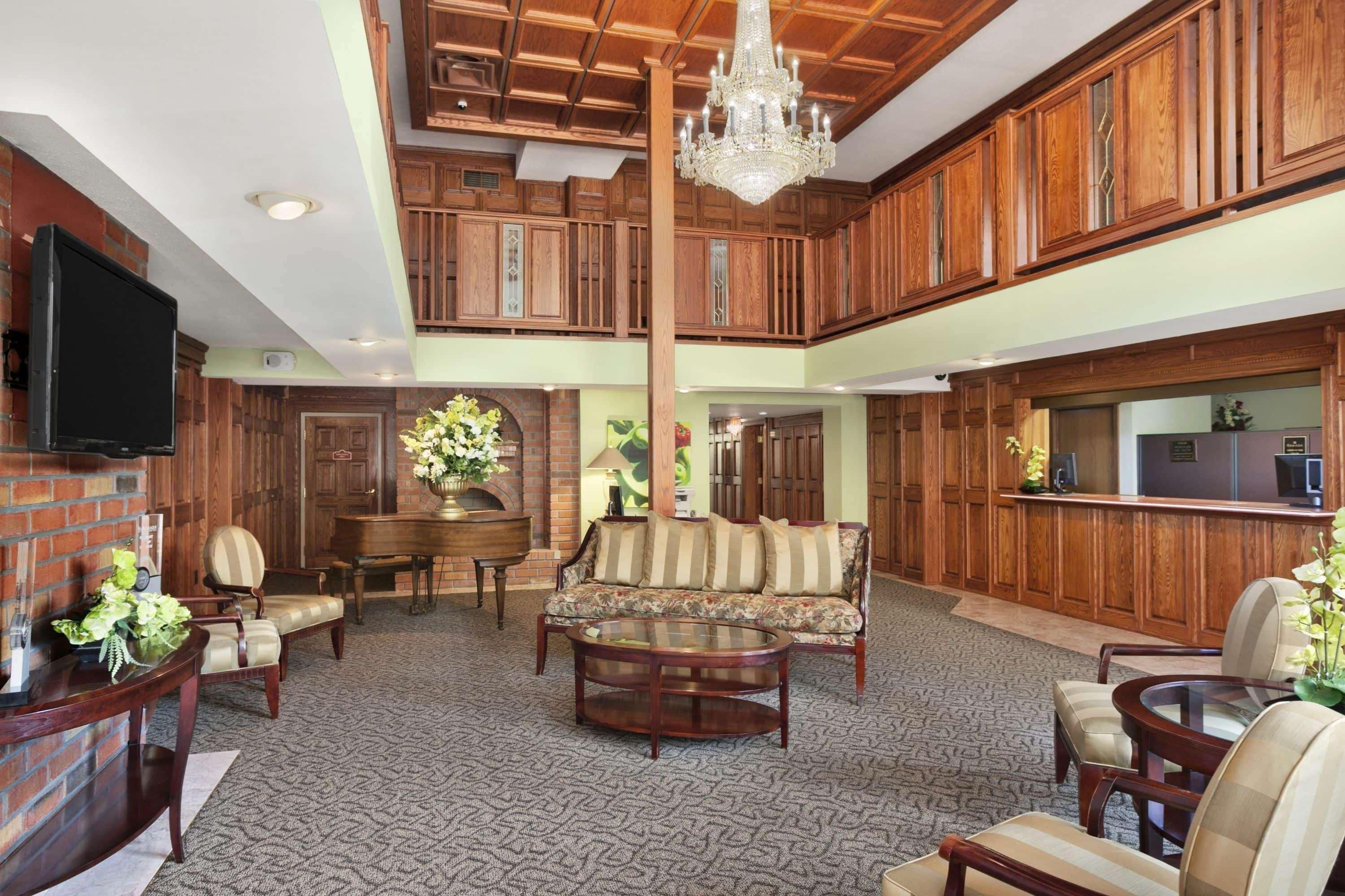 Ramada By Wyndham Saginaw Hotel & Suites מראה חיצוני תמונה