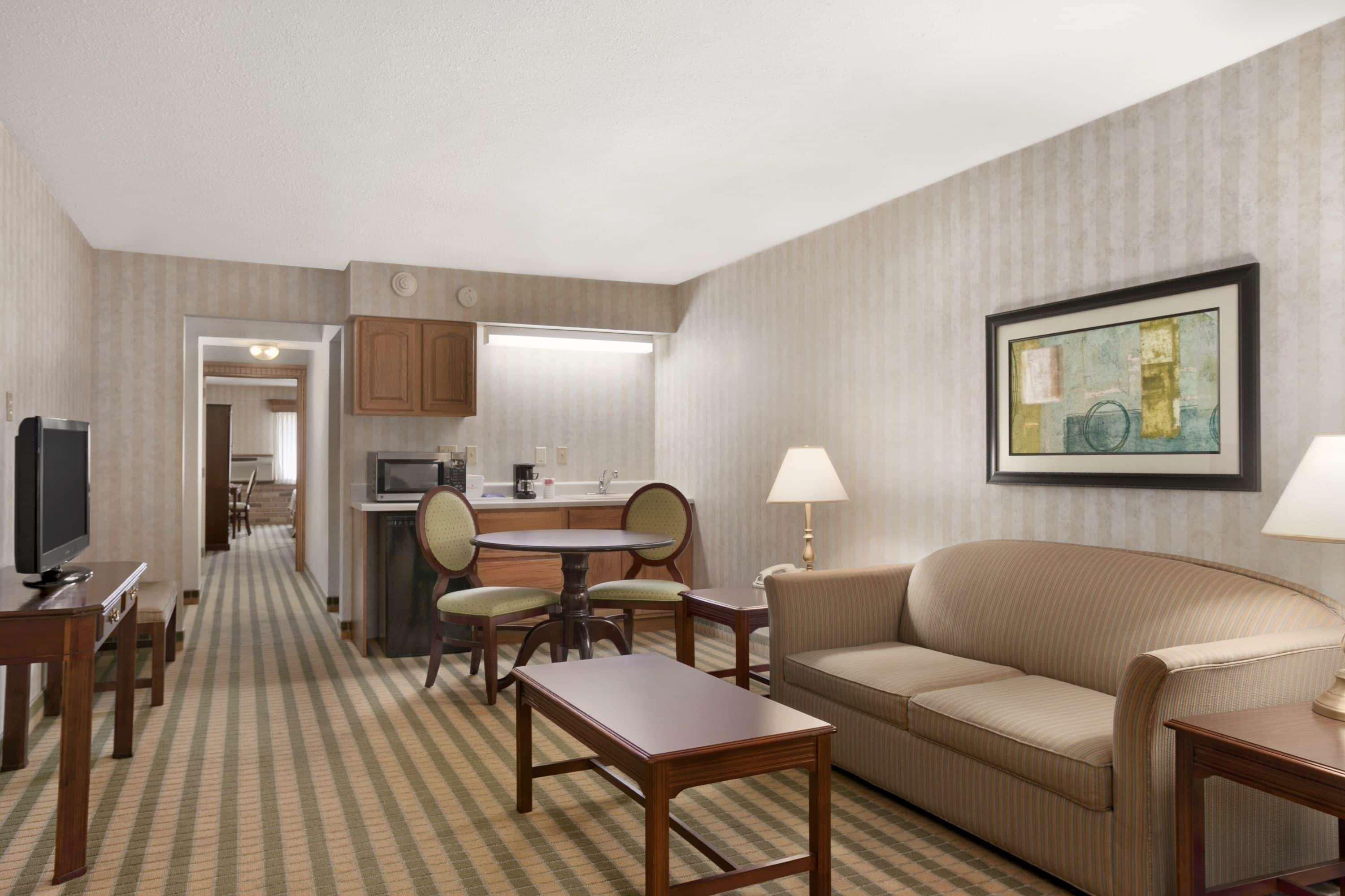 Ramada By Wyndham Saginaw Hotel & Suites מראה חיצוני תמונה