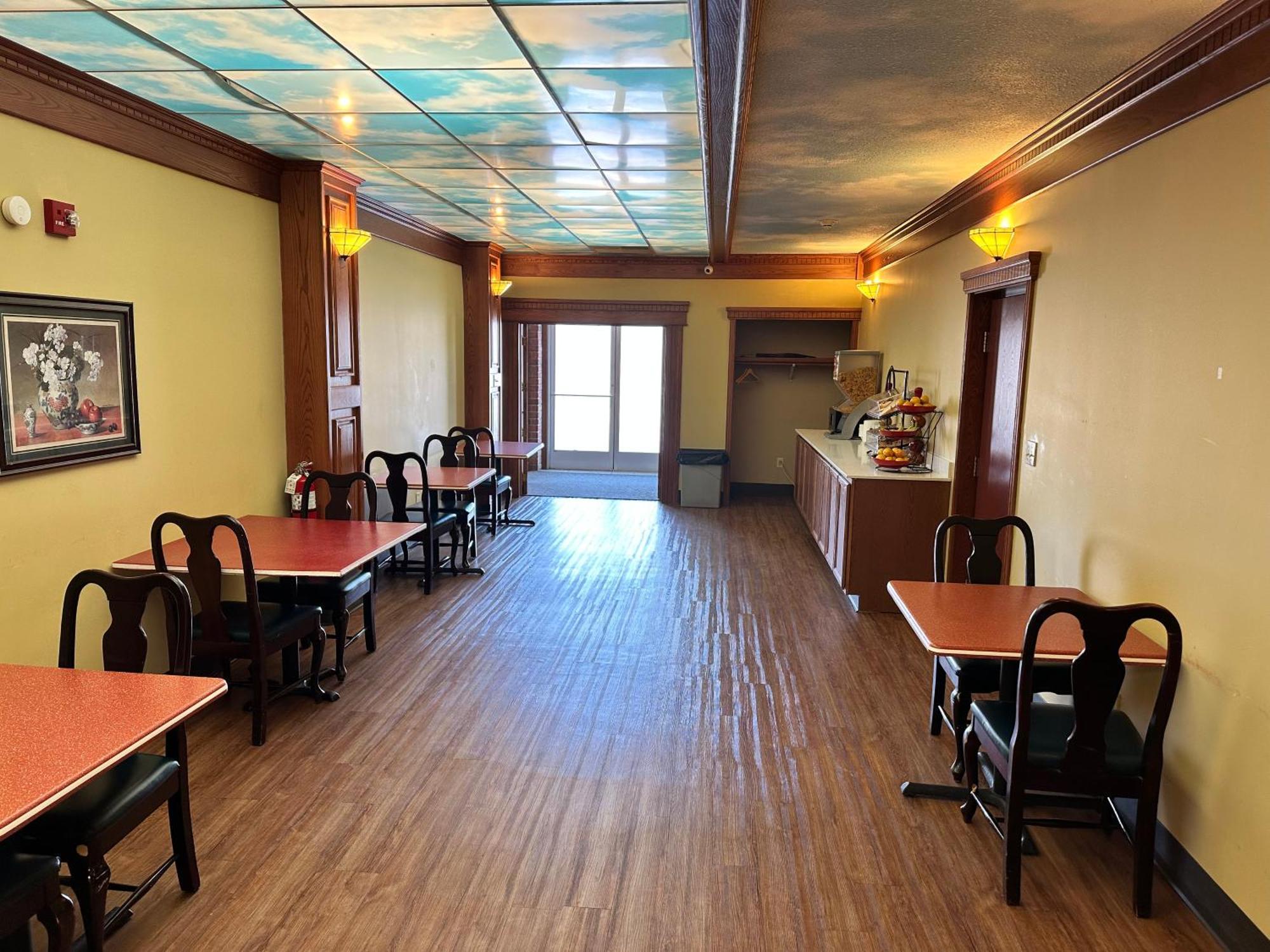 Ramada By Wyndham Saginaw Hotel & Suites מראה חיצוני תמונה