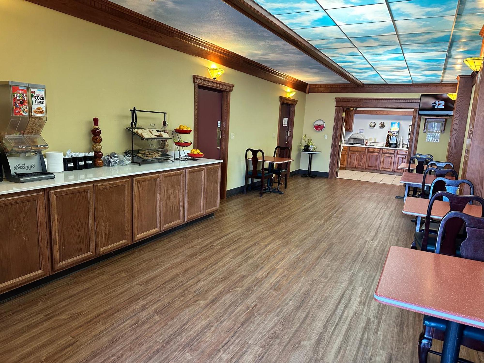 Ramada By Wyndham Saginaw Hotel & Suites מראה חיצוני תמונה