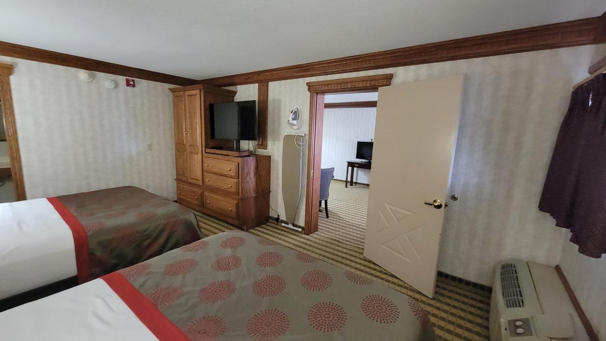 Ramada By Wyndham Saginaw Hotel & Suites מראה חיצוני תמונה