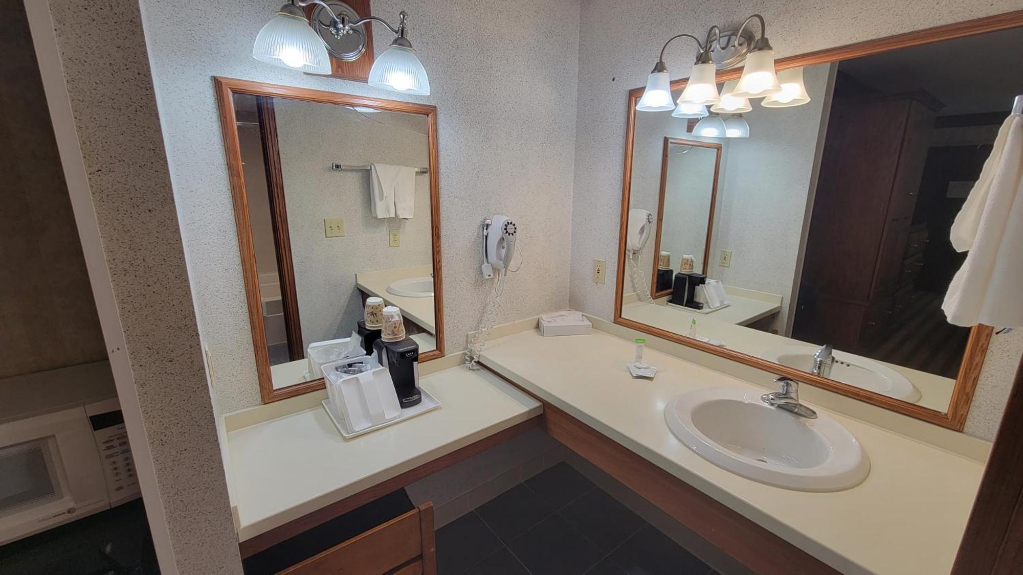 Ramada By Wyndham Saginaw Hotel & Suites מראה חיצוני תמונה