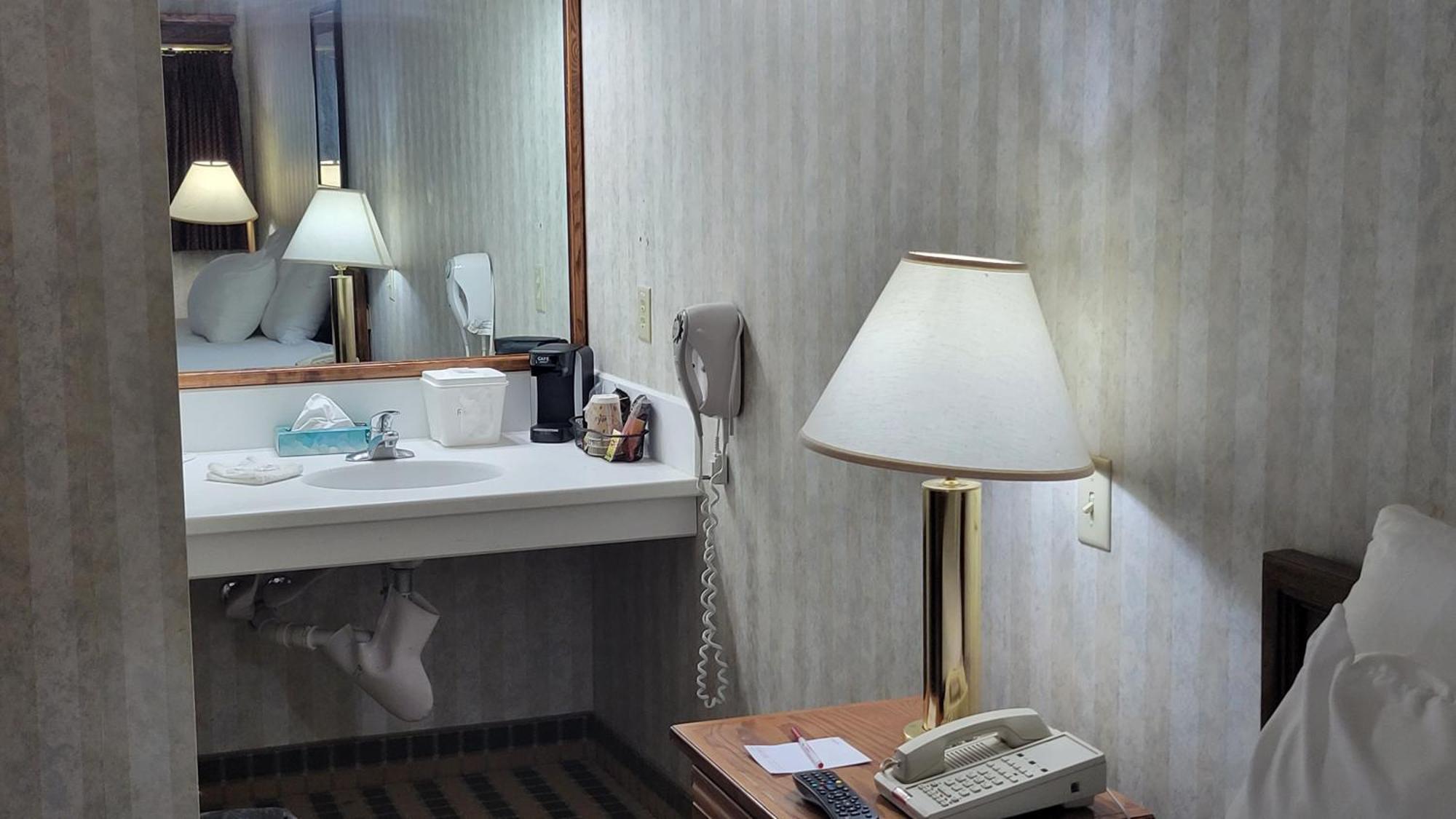 Ramada By Wyndham Saginaw Hotel & Suites מראה חיצוני תמונה