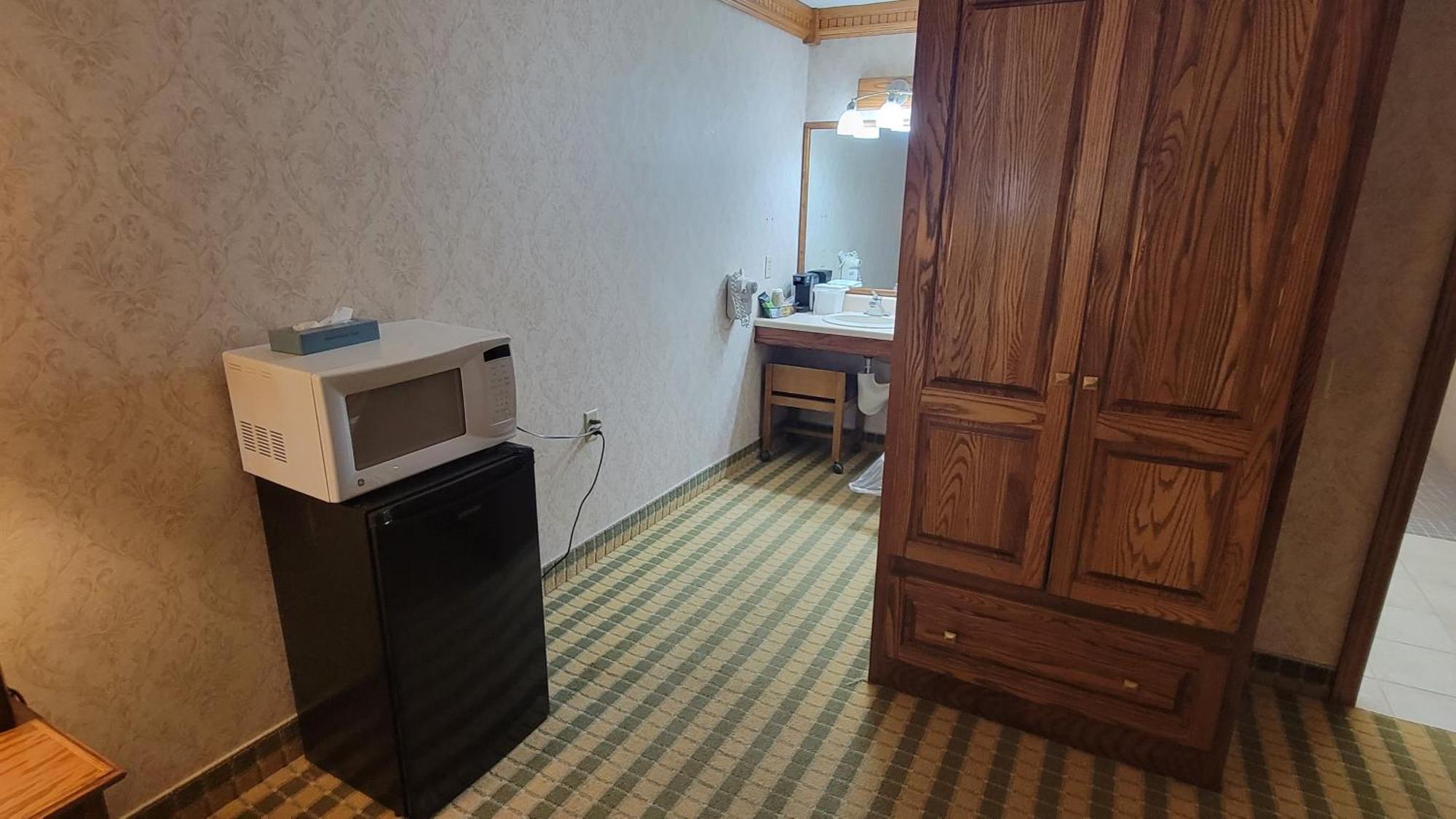 Ramada By Wyndham Saginaw Hotel & Suites מראה חיצוני תמונה