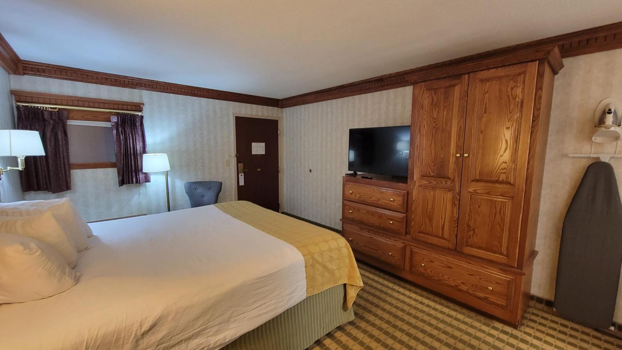 Ramada By Wyndham Saginaw Hotel & Suites מראה חיצוני תמונה