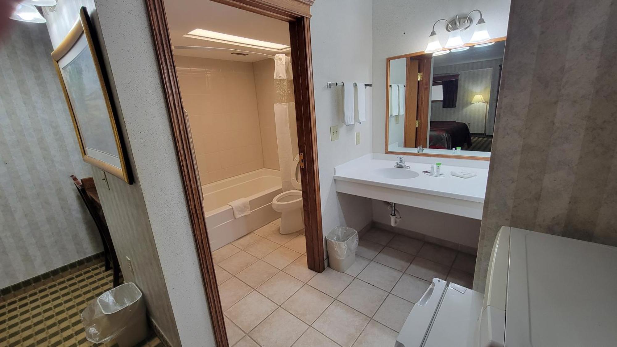 Ramada By Wyndham Saginaw Hotel & Suites מראה חיצוני תמונה