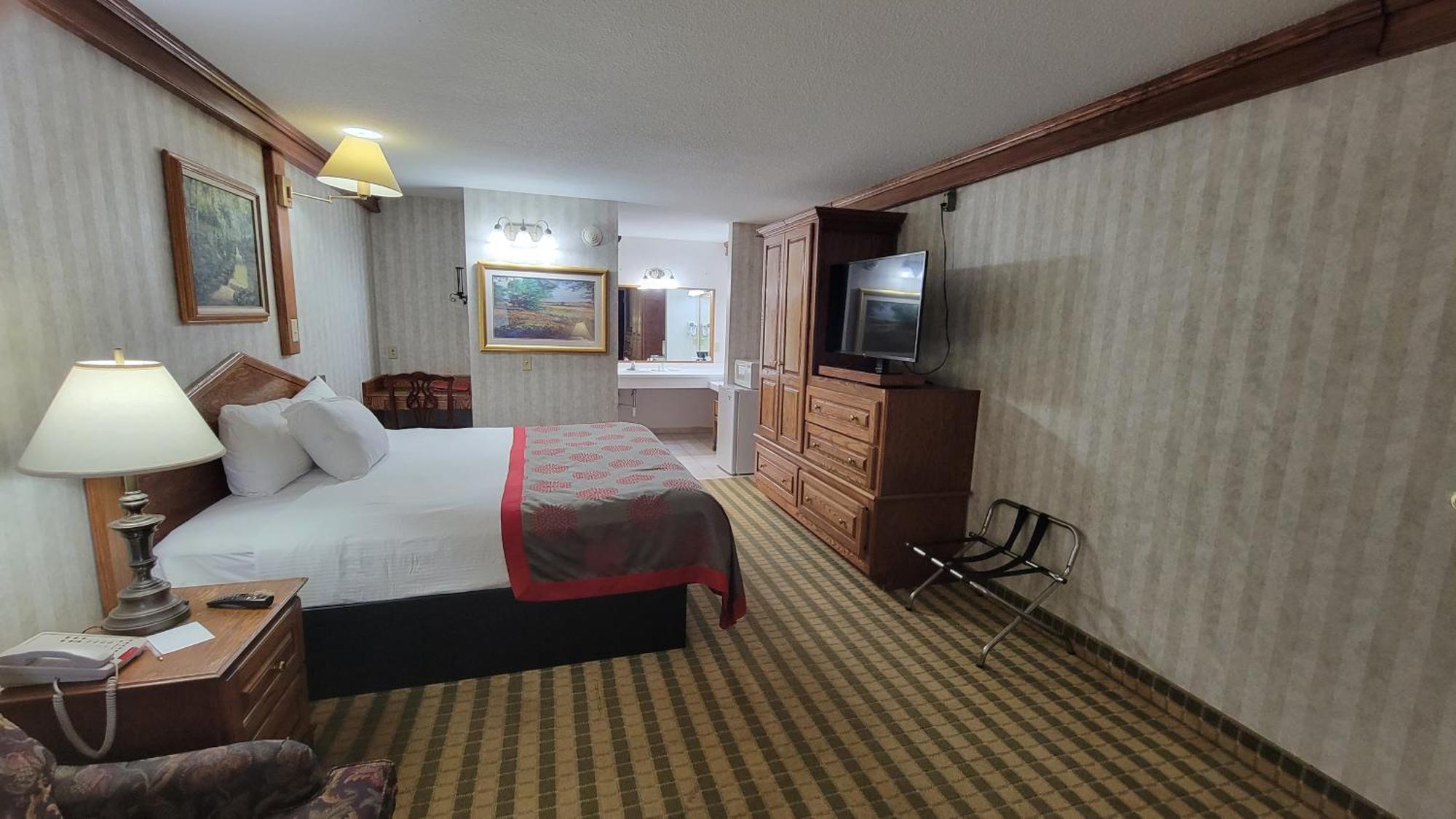 Ramada By Wyndham Saginaw Hotel & Suites מראה חיצוני תמונה