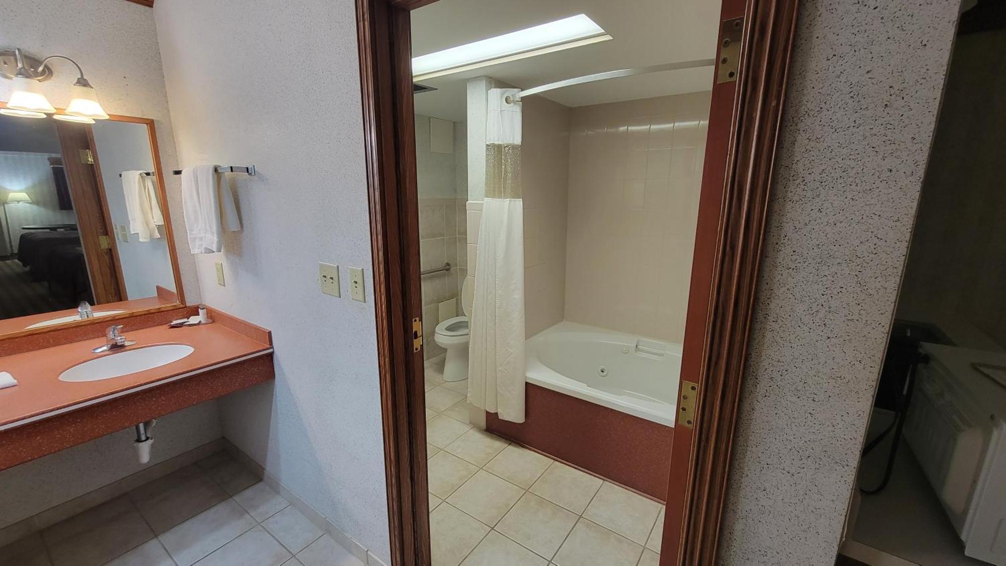 Ramada By Wyndham Saginaw Hotel & Suites מראה חיצוני תמונה