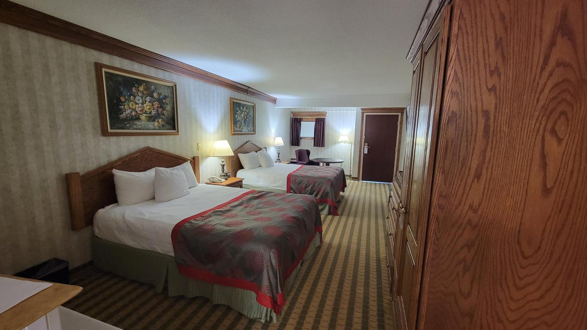 Ramada By Wyndham Saginaw Hotel & Suites מראה חיצוני תמונה